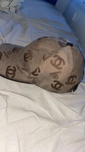 Chanel keps  - Hej, säljer min Chanel keps på grund av att jag är behov av pengar. 