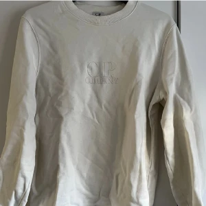 CP Company tröja - En snygg CP Company tröja i vit färg. Storlek M men passar även S skulle jag säga. Självklart äkta. Dm för frågor