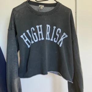 CROPPAD SWEATSHIRT  - En fin urtvättad färg sweatshirt från PULL & BEAR, köptes på Plick och har använt den ett fåtal gånger. I storlek M men passsar nog XXS/XS/S med! Inga skador.