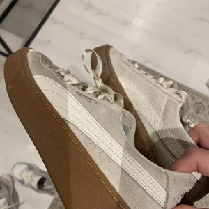 Puma skor - Säljer skor från puma. Knappt använda, säljer pga fel storlek. Snören i satin, dem här modellen slutade säljas för flera år sen