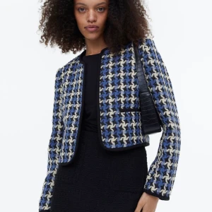 Jacka - Säljer denna jacka som jag har helt oanvänd. Glömde lämna tillbaka den inom returtiden därav säljer jag den här