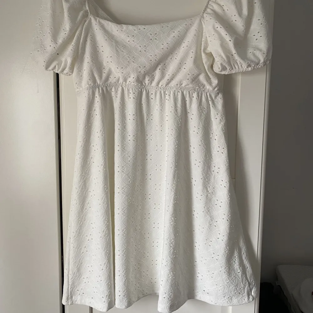 Vit klänning från H&M storlek M dam. Fin vitklädning köpt på H&M för 3 år sedan. Knappt använd och i bra skick. Klänningar.
