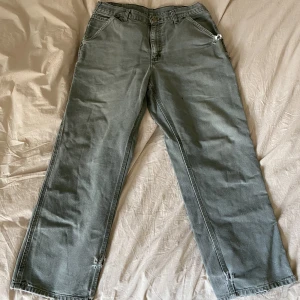 Gröna carhartt carpenter byxor - Säljer ett par gröna/grå carhartt carpenters! Ganska slitna därav så lågt pris. Köparen står för frakt :)