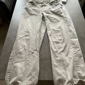 Jeans  - Ett par beiga jeans köpta på lager 157 för 300, använda väl men fortfarande i ett bra skick, det finns ett hål under knät men det är förmodligen enkelt att laga. Säljer pågrund av att de är för långa för mig som är 163