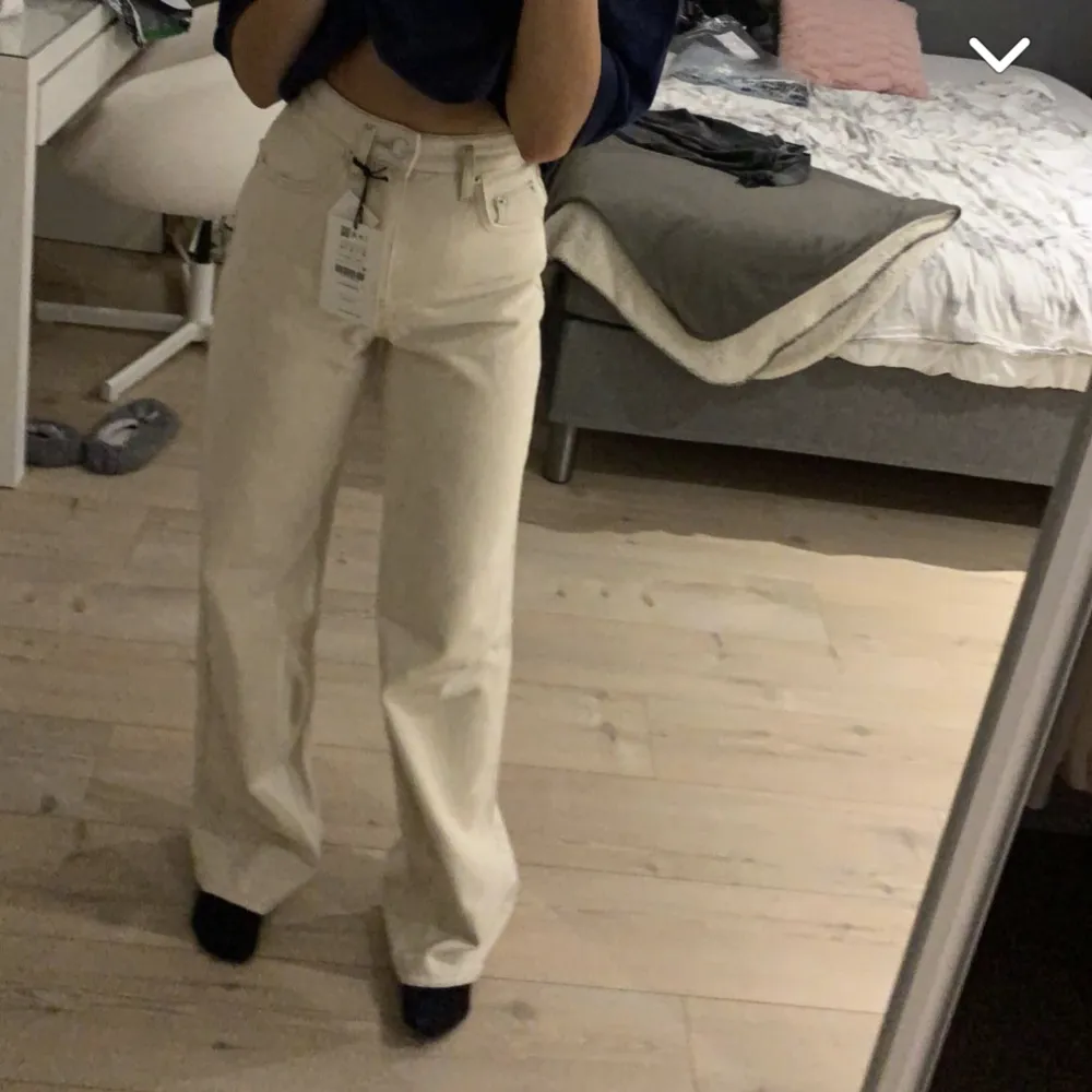 Beiga/krämvita jeans från pull and bear i modellen straight leg! Bara använda ett fåtal gånger ❤️‍🔥 Passar mig som är 163 cm. Jättesnygga och perfekta till sommaren. Jeans & Byxor.