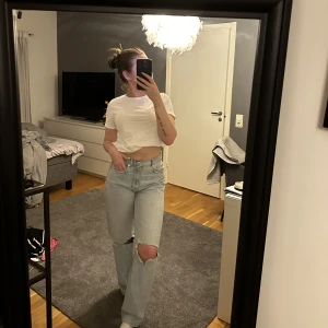 blå jeans  - Fina jeans med hål i knäna från Gina