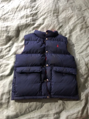 Ralph lauren väst - Västen har inga skador men är lite missfärgad ovanför fickorna men man lägger knappt märke till det. Bortsätt från de så är den i toppskick😁