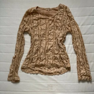 Subversive långärmad tröja - Lovelyyy beige långärmad tröja. Subversive och unik. Två lager, mesh på insidan vilket gör tröjan skön. Angiven som M, jag är S och den sitter relativt tajt. Skriv för frågor o fler bilder🌀
