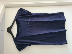 Jättefin tshirt i mesh med paljetter - Fin t-shirt i mesh med pajetter. Utan storlek men uppskattar medium.