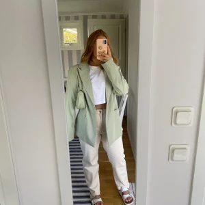 Grön kavaj  - Grön kavaj med axelvaddar. Oversized modell från Missguided i samarbete med Sarah Ashcroft 