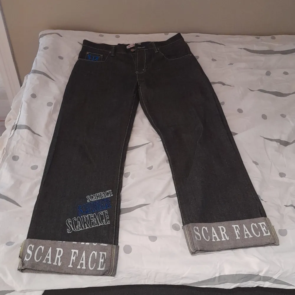 Scarface jeans i ett bra skick(jag är 184 och dem sitter bra på mig) baggy jeans. Jeans & Byxor.
