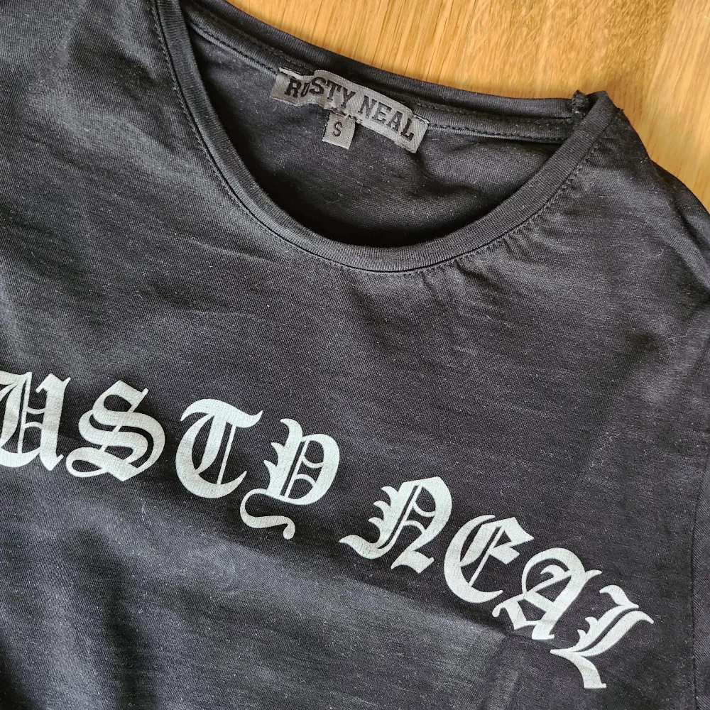 Svart t-shirt från Rusty Neal. Fint vintageskick ✨️. T-shirts.