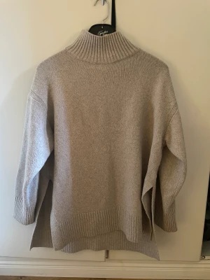 Polo - Polotröja från HM, storlek M. Väldigt fint skick! Säljer då jag vill köpa en åt det bruna hållet. 