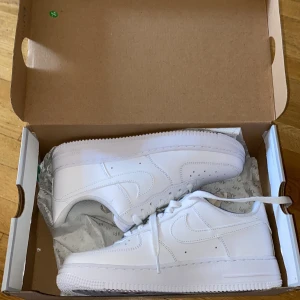 Nike air force 1 - Säljer dessa nikeskor då jag beställt fel storlek. Helt nya och oanvända. Fraktar med förpackningen. Skorna är i  dammodell och de är i storlek 42. Fast pris då de är sprillans nya. Skriv gärna om ni har frågor🫶🏽
