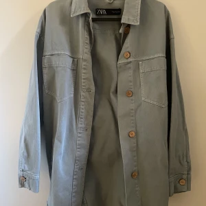 Jeansjacka - Säljer min blåa jeansjacka från Zara då jag har en liknande så denna kommer tyvärr inte till användning. Storlek S med knytbann