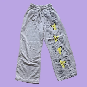 Sweatpants Pichu - Jättefina mjukisbyxor från Bershka med Pichu på! Säljer då de inte kommer till användning längre. Skriv för fler bilder!