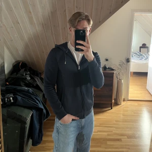 Kofta - Blå kofta från hamton republic  Storlek: S Köpt på kappahl för 499kr Pris:99 kr + frakt Betalning sker via swish, skriv om ni har frågor!