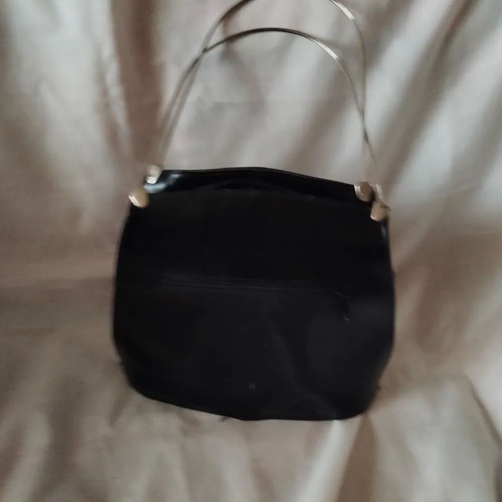 Snygg handväska med handtag i metall. Vintage modell av Guccityp. Väskor.
