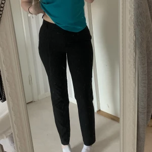 Svarta kostymbyxor  - Svarta kostymbyxor som är perfekta nu till våren/sommarn, dom har en ganska tight passform (har du mer frågor får du gärna kontakta mig privat)