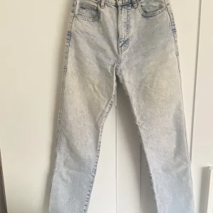 High waist mom jeans  - Highwiasted jeans med ljus tvätt. Mom jeans