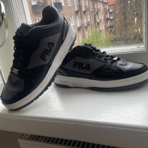 Fila skor storlek 43 - Säljer nu av mina Fila Skor Teratach 600 Grey. Står bara i Garderoben och gör ingen nytta. Använda högst 10 gånger. 