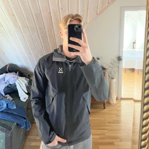 Haglöfs jacka - Svart Haglöfs jacka i storlek M. Köpt på Intersport för 1799 kr Pris: 600 + frakt Betalning sker via Swish, skriv om ni har frågor!