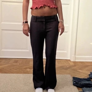 Lågmidjade kostymbyxor - Säljer dessa så fina kostymbyxor som tyvärr var för korta för mig! Passar någon som är ca 166. 