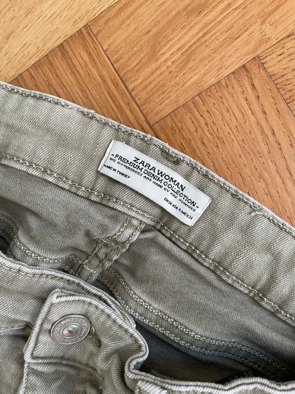 Medium rise, skinny light green/ khaki jeans from Zara premium denim collection . Jeans & Byxor.