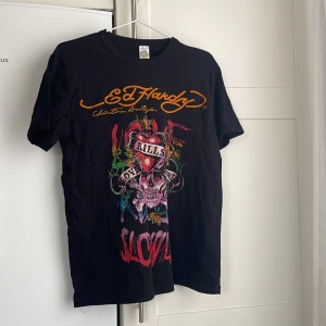 Ed Hardy T-shirt - Ed Hardy T-shirt! Köpt på sellpy, jag har aldrig använt. Fint skick Storlek M