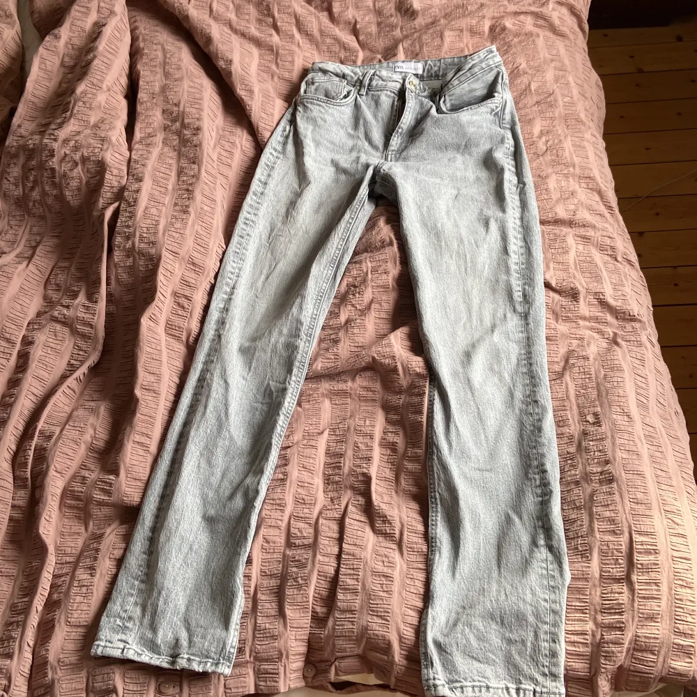 Säljer dessa suuper snygga gråa jeans som är straight och midwaist med slittning!! Köpt för 499 på zara och säljer för 299!!😍😍😍. Jeans & Byxor.