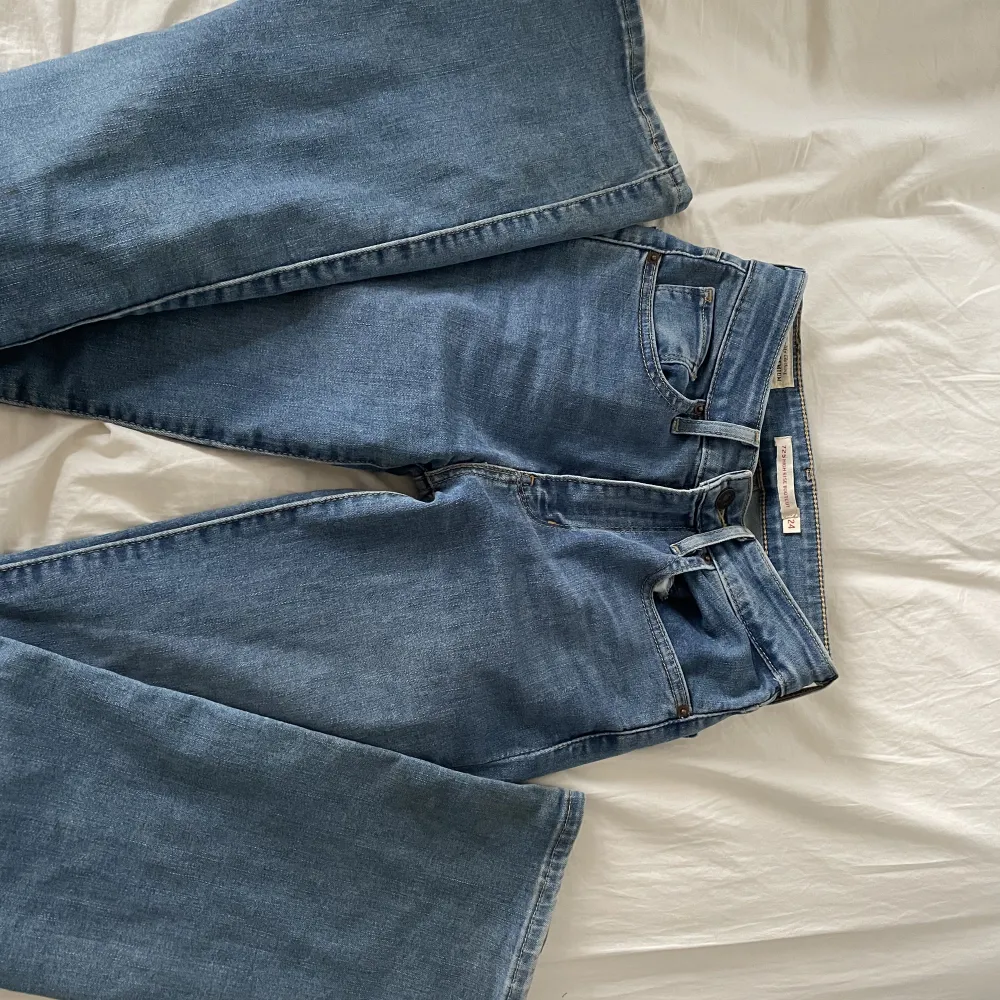 Jätte fina jeans i nyskick. Säljer pågrund av att dem har blivit försmå. Den är mid rise och i storlek  24.. Jeans & Byxor.