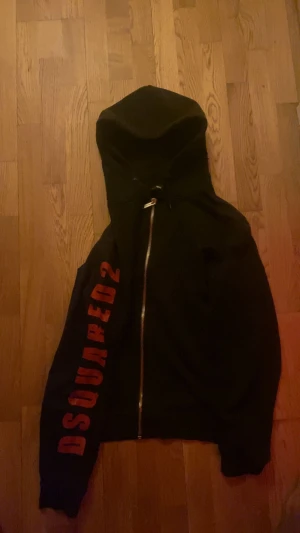 Dsquared 2 tröja  - Jag säljer min dsquared 2 tröja i storlek L men den passar M med. 