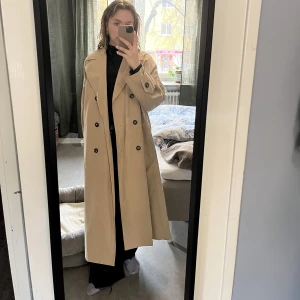 Trenchcoat lång - Från Carin Wester, oversize. Storlek 42 (jag är vanligtvis 36). Som ny, knappt använd.