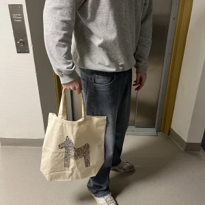 Tygkasse tryck dalahäst  - Super användbar tygkasse med ett tryck av en dalahäst. 