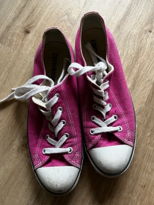 Rosa converse - Rosa låga converse köptes i nyskick på en second hand i Berlin och har använts typ 2-3 gånger sedan dess, har någon lerfläck på baksidan som säkert lätt går att ta bort