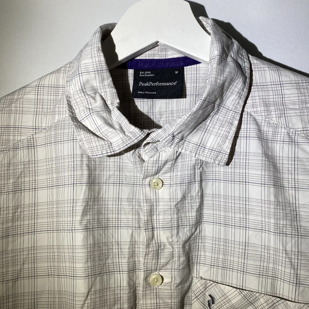 Hej, säljer en Peak Performance kortärmad skjorta i Medium. Bra skick, perfekt inför sommaren. Köpt på deras butik i Åre. Priset är inte hugget i sten. Hör av dig vid frågor.. Skjortor.