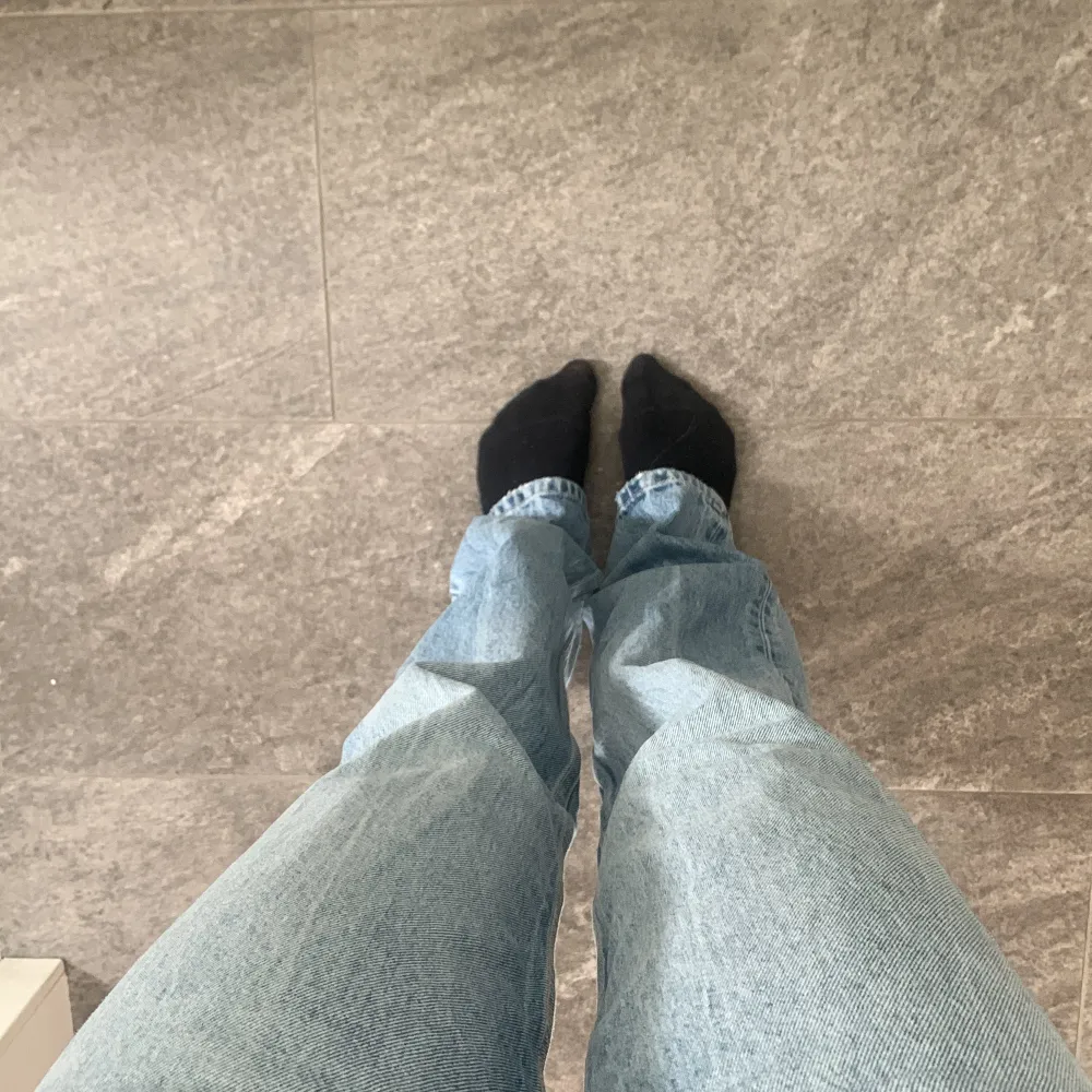 Ljusblåa mid rise jeans från zara i bra skick. Jag är 165. 💗Hör av dig ifall du har frågor!. Jeans & Byxor.