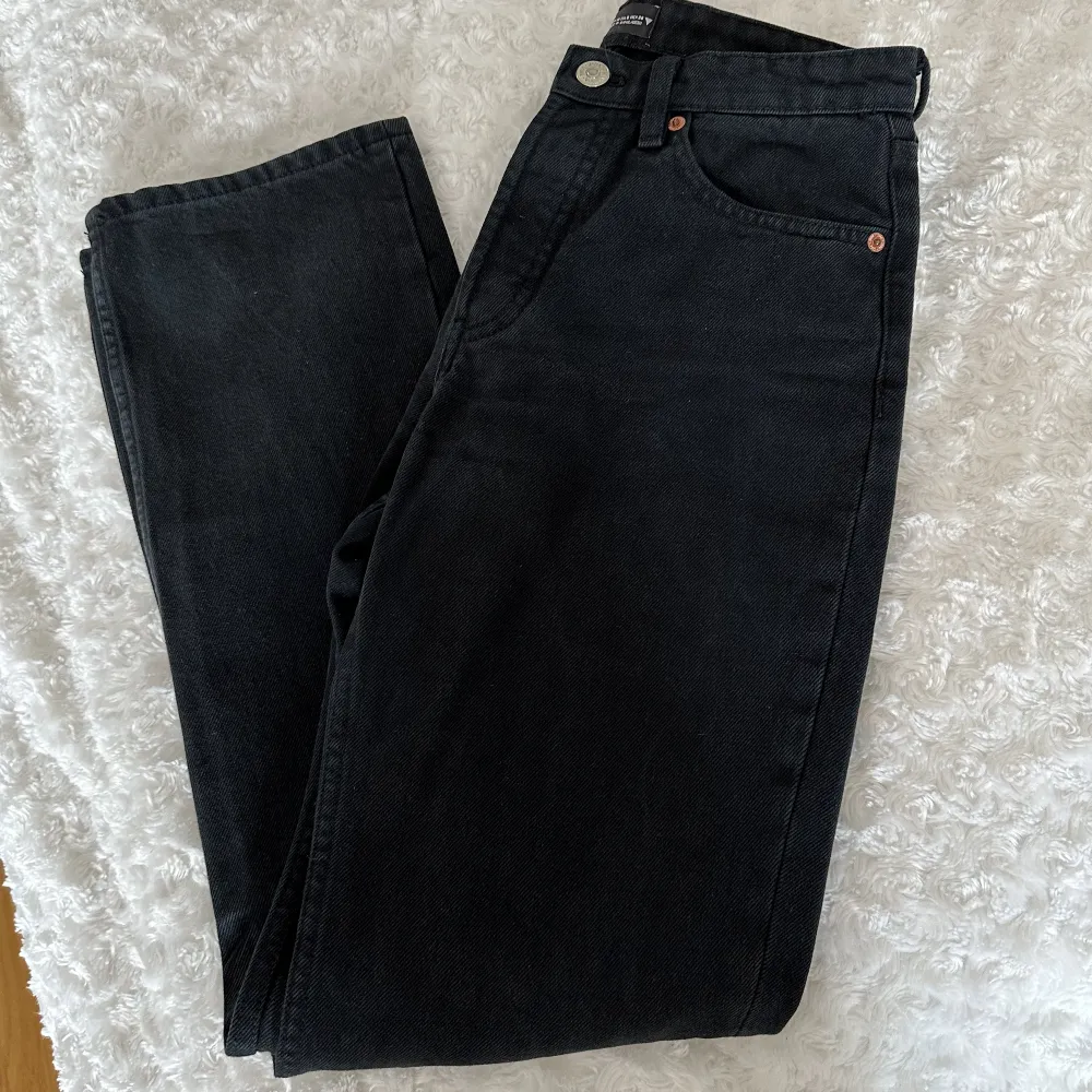 Svarta mid waist jeans från zara, sparsamt använda så i nyskick! Storlek 38, säljs inte längre. . Jeans & Byxor.