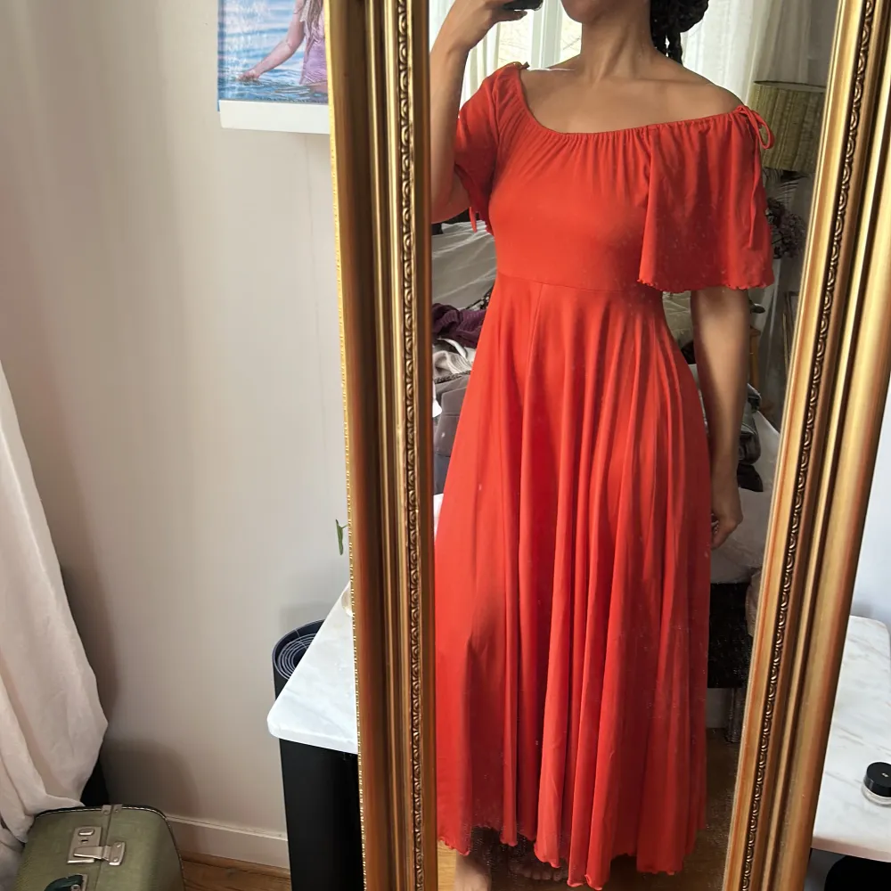 Årets Midsommar klänning? ❤️ Vintage långklänning i en orangeröd färg 🥰  Superfint skick . Klänningar.