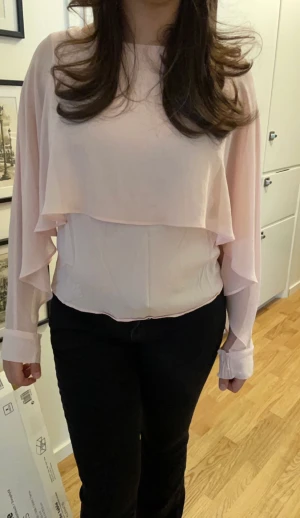 Blus - Säljer denna jätte fina blus från zara. Den säljs inte längre, använt några få gånger. Skriv om ni har några frågor☺️