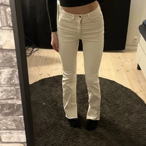 Beige jeans Zara - Beiga jeans från zara i storlek 34 (EUR), är 1,69 lång som referens. Köparen står för frakten 💌 liten missfärgning runt zara lappen, men inget som syns på håll.