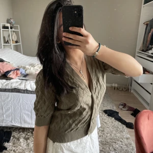 Grön stickad topp - Grön stickad topp med jättefina knappar!💚💚