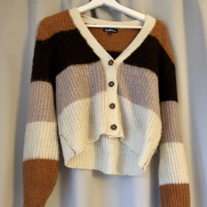 Stickad kofta  - Gullig randig stickad kofta. Köpte den i USA, står M på lappen men sitter mer som en S! Välanvänd men i gott skick💗