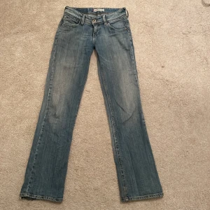Lågmidjade Levi’s jeans - Sjukt snygga lågmidjade Levi’s jeans🤍 har tyvärr ett hål i bakfickan men det tänker man inte på. Midja: 72cm Innerbensmåttet: 82cm