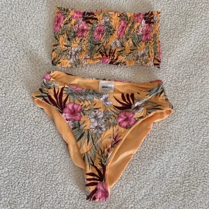 BIKINI GINATRICOT - Superfin bikini från Ginatricot. Storlek S i överdel och XS i underdel. Använd enstaka gång, men utan anmärkningar. 🌻