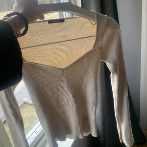 Beige topp - Så fin tröja från Gina Tricot. Den är slutsåld och nypris va runt 400kr. Använd fåtal gånger, den har även slits på armarna vilket gör den ännu snyggare! Storlek M men passar även S!