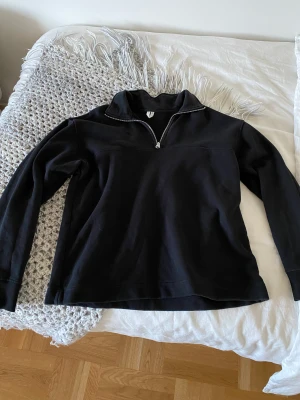 Arket Halfzip Tröja Svart Strlk M - Säljer denna Arket halfzip då den inte används. Storlek M. Tröjan är i nyskick.