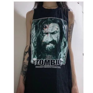Rob Zombie - Skit cool merch, Rob Zombie tanktopp !  Unisex så skitsnygg tanktop som passar vem som helst 🙌🏻✨