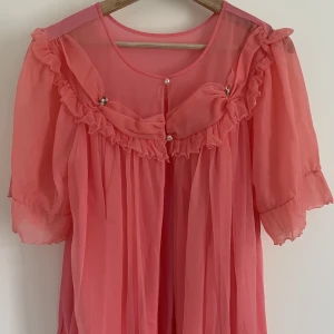 Nattlinne överdrag - Så gulligt rosa nattlinne överdrag med små ros-detaljer.