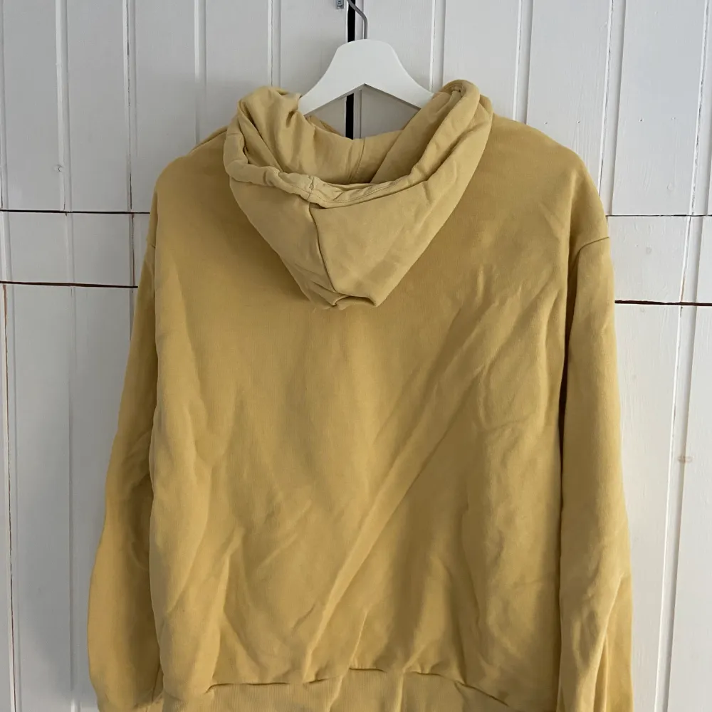 Den här gula hoodien från Monki är perfekt nu till våren! Superfin men kommer tyvärr inte till användning. Endast använd ett fåtal gånger!💕💕. Hoodies.